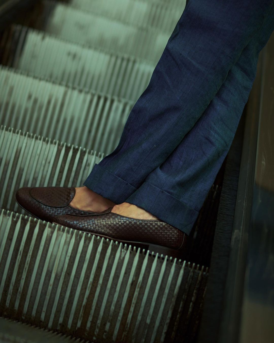 Close up of model legs and shoes wearing the safari jacket in linen for men by Luxire in dark indigo